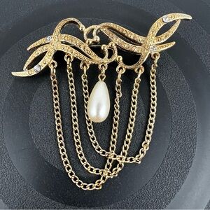 Vintage Gold Tone Brooch w/ Faux Pearl
